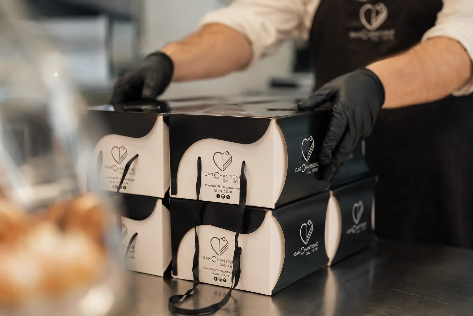 Scatole di panettoni Chantignè pronte per il ritiro